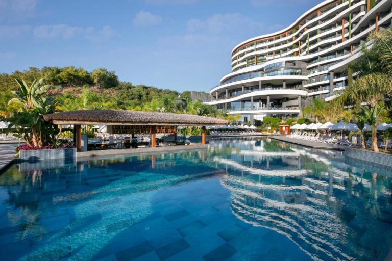 Piscina exterior con bar swim-up y edificio principal del Mylome Luxury Hotel & Resort Ultra All Inclusive