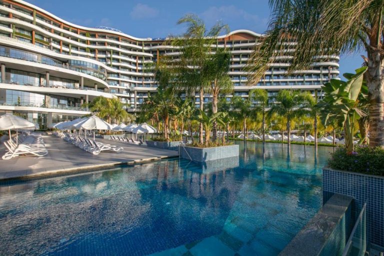 Amplia piscina exterior con tumbonas y palmeras del Mylome Luxury Hotel & Resort Ultra All Inclusive