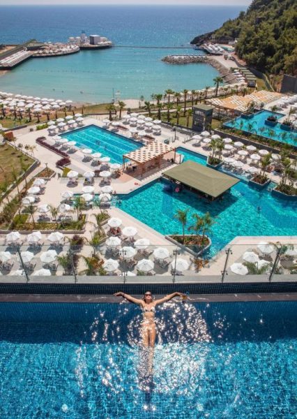 Piscina infinita con vistas al mar y complejo acuático del Mylome Luxury Hotel & Resort en Turquía