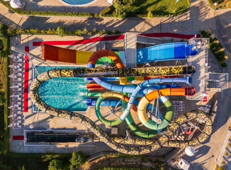 Vista aérea del parque acuático con toboganes de colores y piscina del Mylome Luxury Hotel & Resort