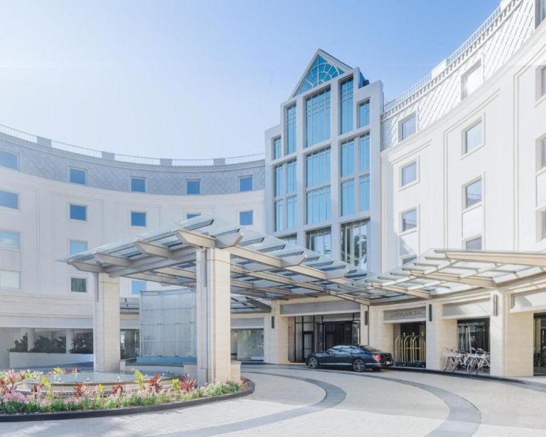 Entrada principal y fachada exterior del Regent Santa Monica Beach by IHG con spa Guerlain