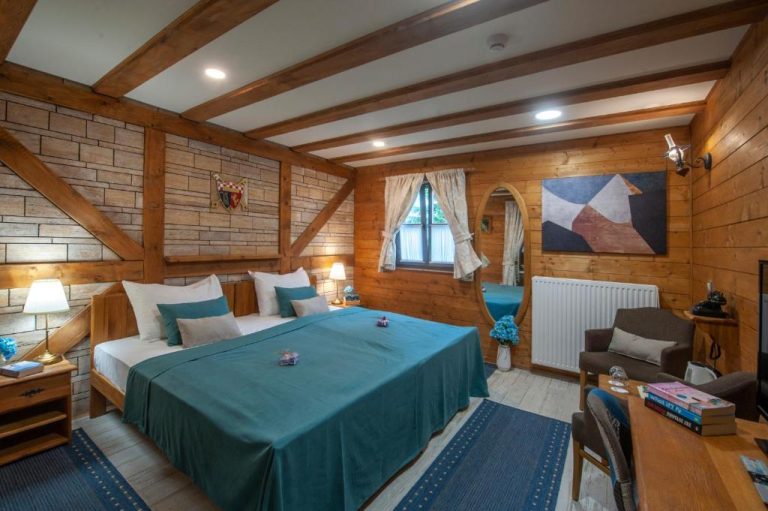 Habitación doble con decoración rústica de madera y cama king en Lakeside Hotel Plitvice
