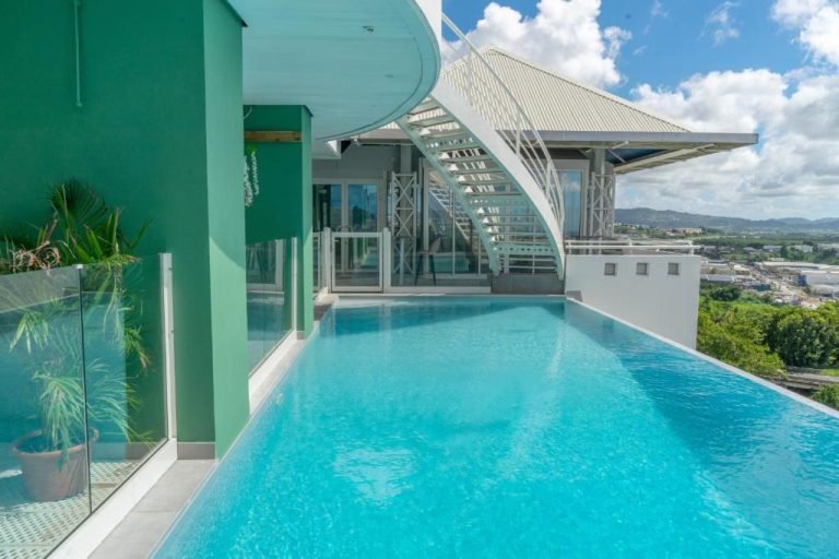 Piscina infinita con vistas panorámicas al paisaje tropical en el Karibea La Valmenière Hôtel