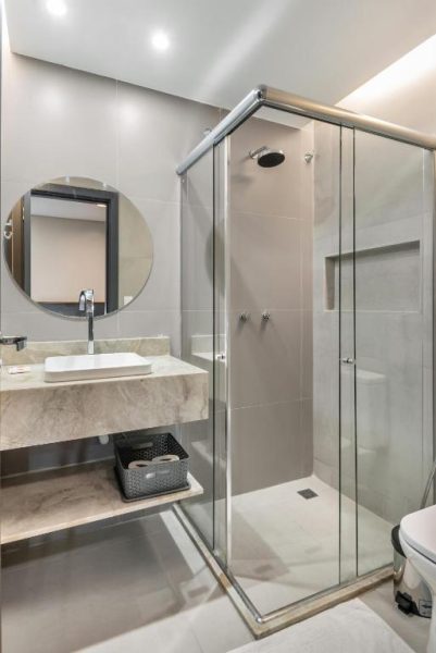 Baño moderno con ducha de cristal y encimera de mármol en Pousada Recife