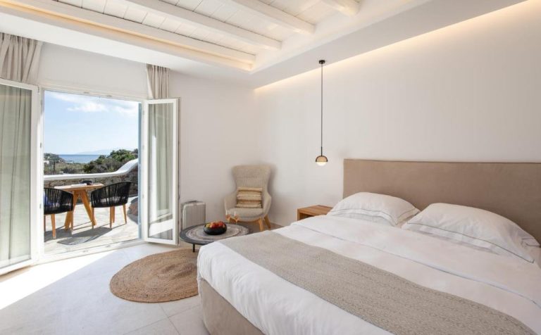 Habitación doble con cama king y terraza con vistas al mar en Paradise View Hotel