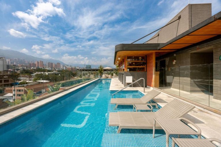 Piscina infinita en la azotea del Landmark Hotel con vistas panorámicas a la ciudad de Medellín