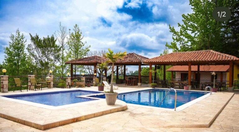 Piscina exterior con pérgola y área de descanso del Hotel y Cabañas ROS rodeada de naturaleza
