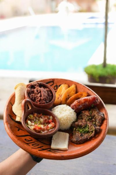 Bandeja típica con carne asada, arroz, frijoles, chorizo y tajadas en el restaurante del Hotel y Cabañas ROS