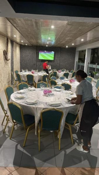 Salón de banquetes con mesas redondas elegantemente decoradas en el Beramar Hotel