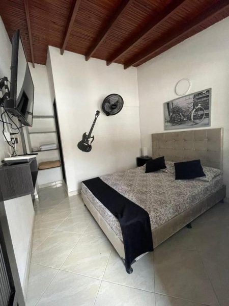 Habitación doble con cama matrimonial y decoración musical en Hotel San Pablo Boutique H9