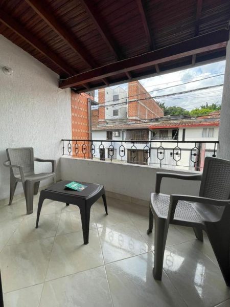 Terraza con sillas y mesa del Hotel San Pablo Boutique H9 con vistas a edificios del vecindario