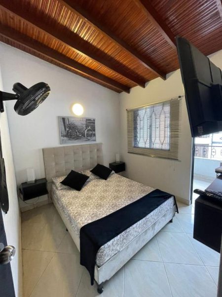 Habitación doble con techo de madera y TV en Hotel San Pablo Boutique H9