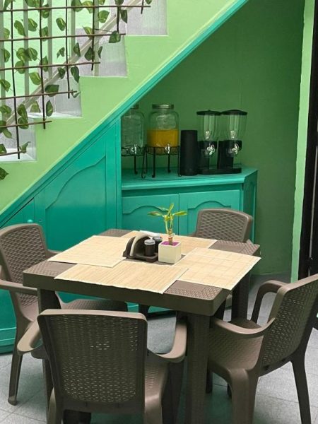 Zona de desayuno con mesa y dispensadores de zumo en Hotel San Pablo Boutique H9