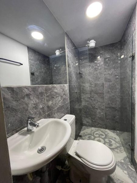 Baño moderno con ducha y revestimiento de mármol gris en Hotel San Pablo Boutique H9