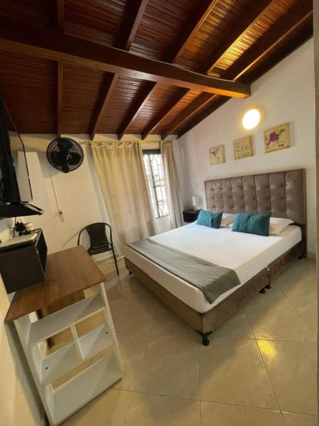 Habitación doble con cama king size y techo de madera en Hotel Boutique San Pablo H10