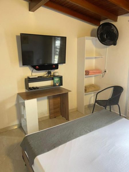 Habitación con TV de pantalla plana, escritorio de trabajo y ventilador de pared en Hotel Boutique San Pablo H10