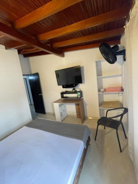 Habitación estándar con cama doble, TV y techo de madera en Hotel Boutique San Pablo H10