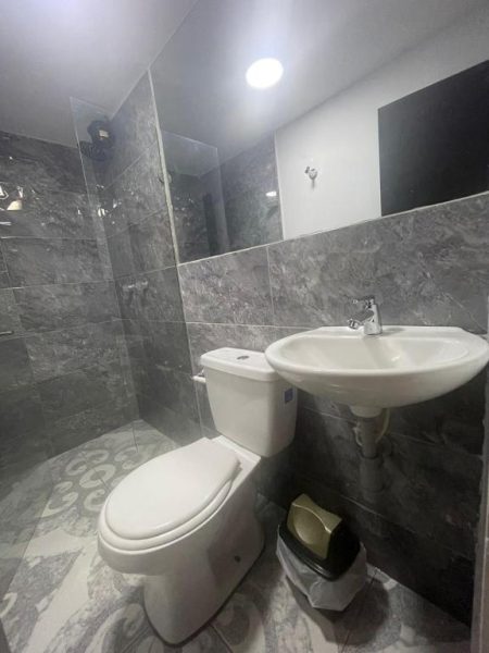 Baño moderno con ducha de cristal y lavabo del Hotel Boutique San Pablo H10