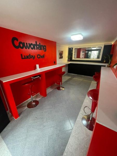 Espacio coworking Lucky Chef con barra roja y taburetes en Hotel Boutique San Pablo H10