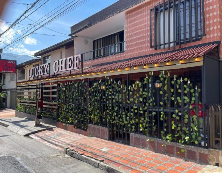 Fachada del restaurante Lucky Chef con terraza y vegetación en Hotel Boutique San Pablo H10