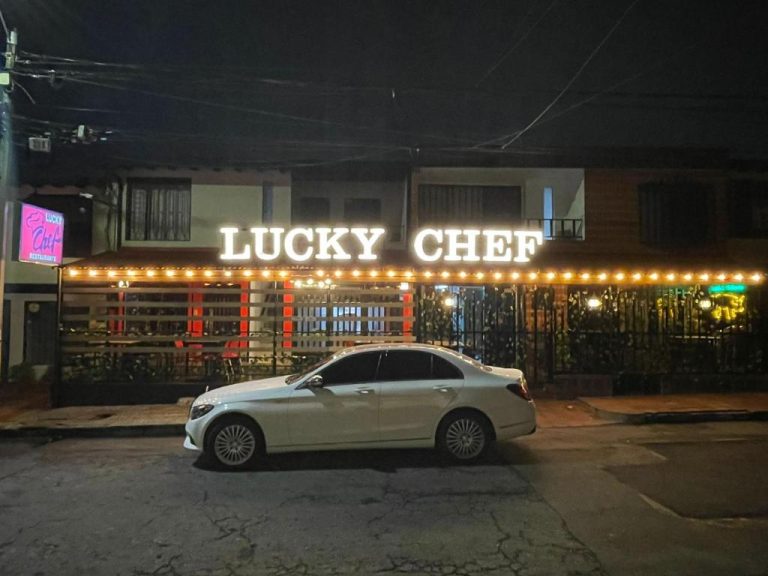 Fachada nocturna del restaurante Lucky Chef en el Hotel Boutique San Pablo H10 con iluminación decorativa