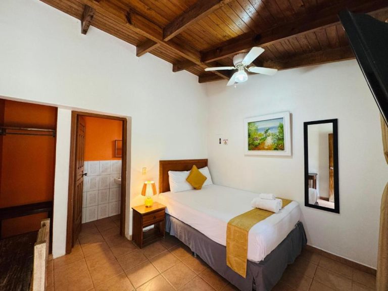 Habitación doble con techo de madera y ventilador de techo en Hotel Villas del Valle