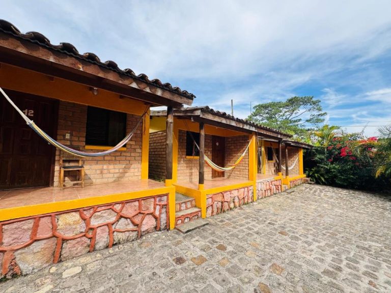 Cabaña rústica con hamacas en la terraza del Hotel Villas del Valle rodeada de vegetación tropical