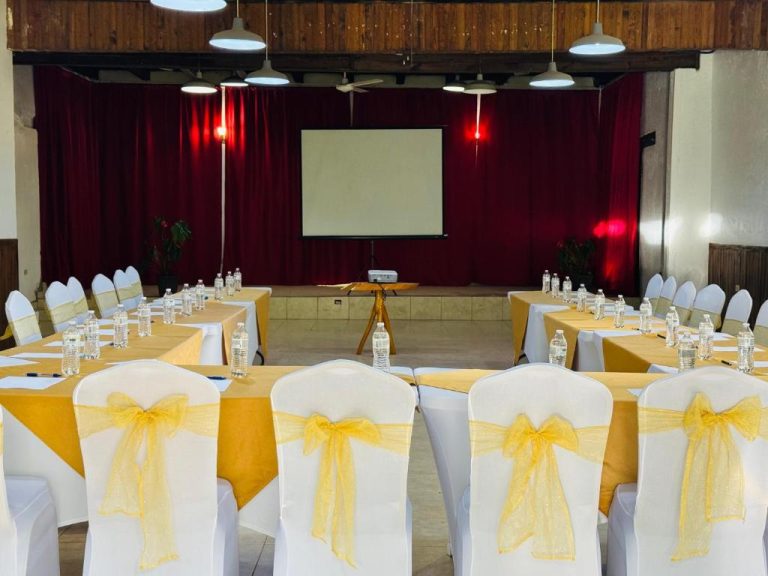 Sala de conferencias con proyector y sillas decoradas en dorado del Hotel Villas del Valle