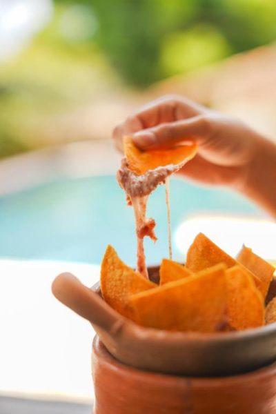 Nachos con queso fundido servidos en molcajete de barro en Hotel Villas del Valle