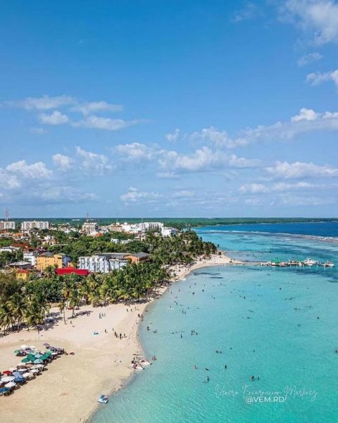 Vista aérea de la playa del Hotel Hannabi con aguas turquesas y arena blanca rodeada de palmeras