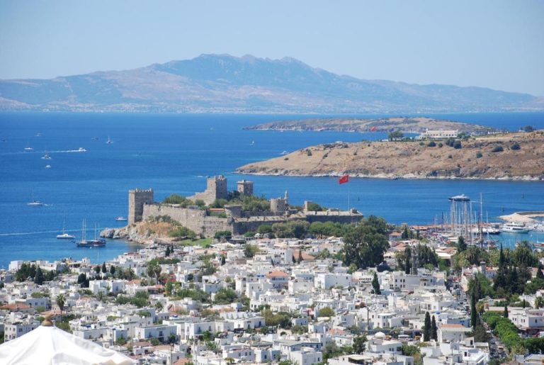 Vista aérea del castillo de Bodrum y el mar Egeo desde The Marmara Bodrum Adult Only