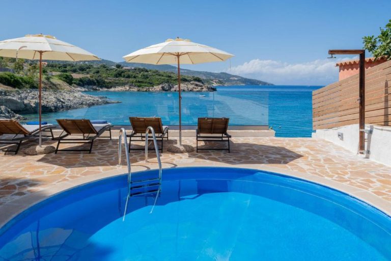 Piscina privada redonda con tumbonas y vistas al mar cristalino en Kokkinos Studios Zante
