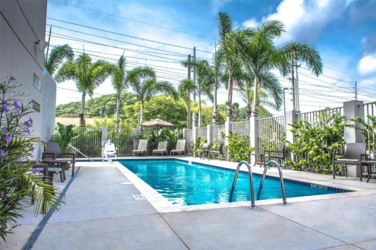 Piscina exterior con tumbonas y palmeras tropicales del Hyatt Place Manatí en Puerto Rico