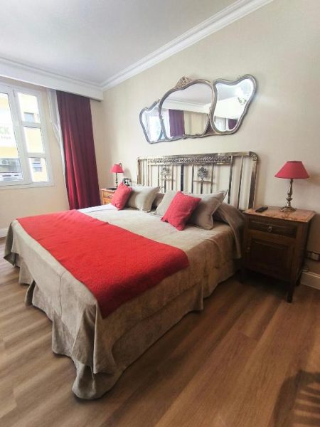 Habitación doble con cama king y decoración clásica en Tanguero Hotel Boutique Antique Buenos Aires