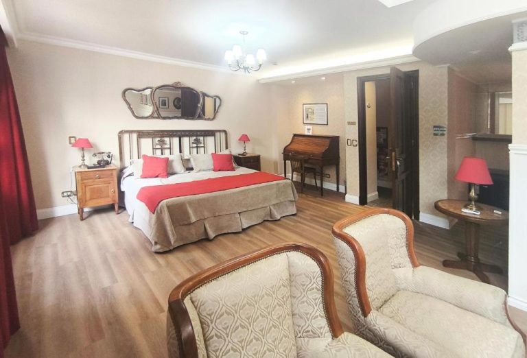 Habitación doble clásica con cama king y decoración vintage en Tanguero Hotel Boutique Antique