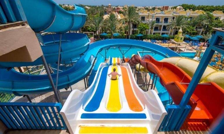 Toboganes acuáticos de colores y piscina exterior del Hotel Mirage Bay en Hurghada, Egipto