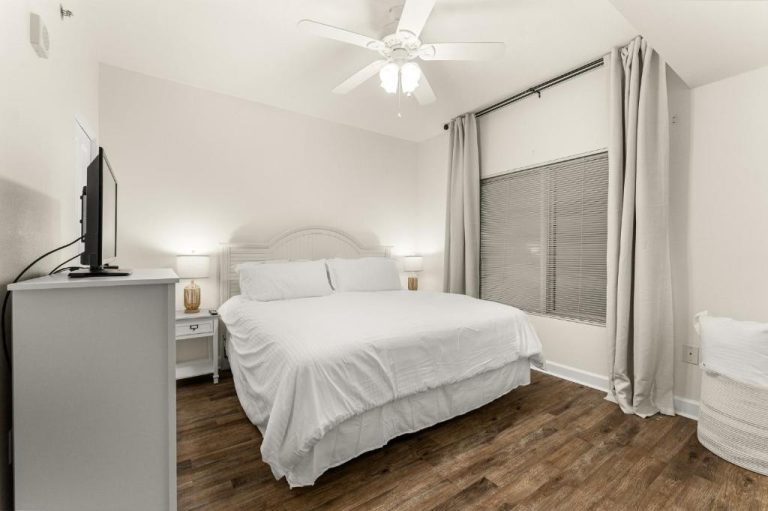 Habitación con cama doble y suelo de madera en Shores of Panama Beachfront, unidad 208
