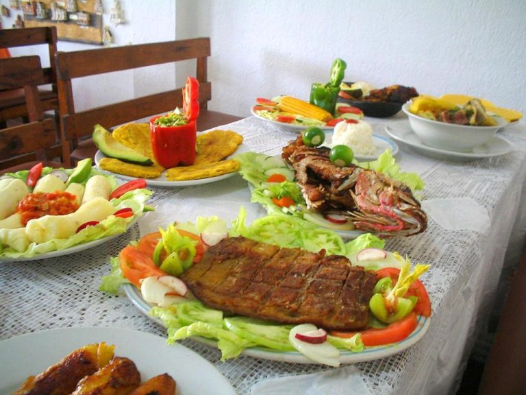 Variedad de platos típicos con pescado, carnes y ensaladas frescos servidos en el restaurante del Hotel Casa Vieja