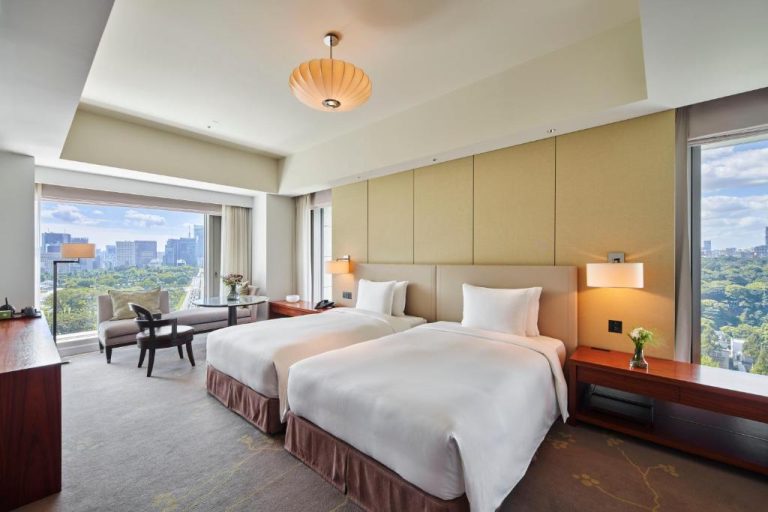 Habitación twin de lujo con vistas panorámicas al jardín imperial en Palace Hotel Tokyo