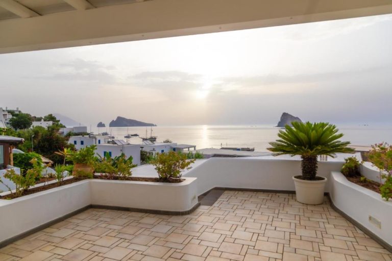 Terraza exterior del Hotel La Terrazza con vistas al mar y las islas al atardecer