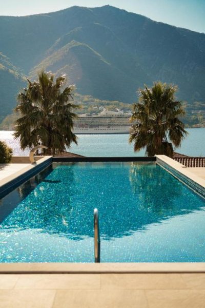 Piscina infinita con vistas a la bahía de Kotor y crucero en el HUMA Kotor Bay Hotel and Villas