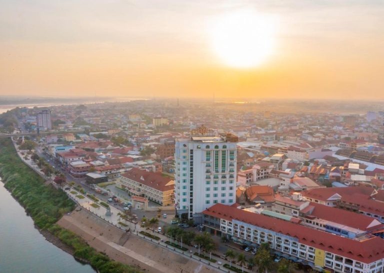 Vista aérea del Lbn Asian Hotel al atardecer junto al río en una ciudad de Asia