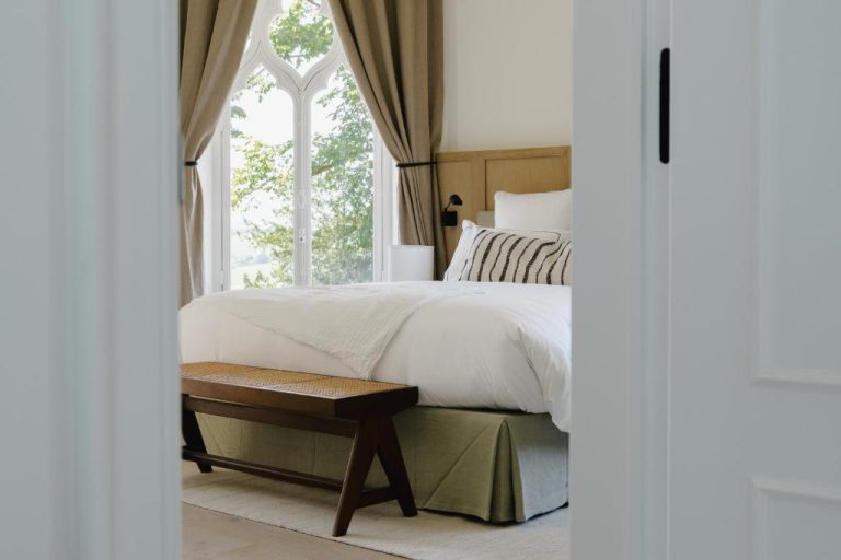 Habitación elegante con ventana gótica y cama doble en Les Hauts de Sancerre