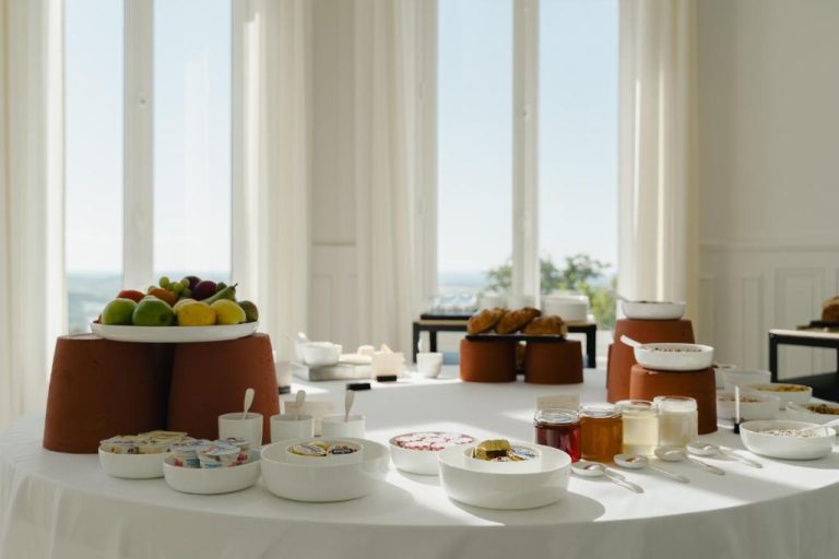 Buffet de desayuno con frutas frescas, miel y bollería en Les Hauts de Sancerre
