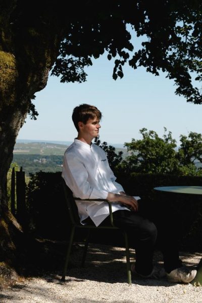 Chef del hotel Les Hauts de Sancerre en terraza exterior con vistas panorámicas al valle y viñedos