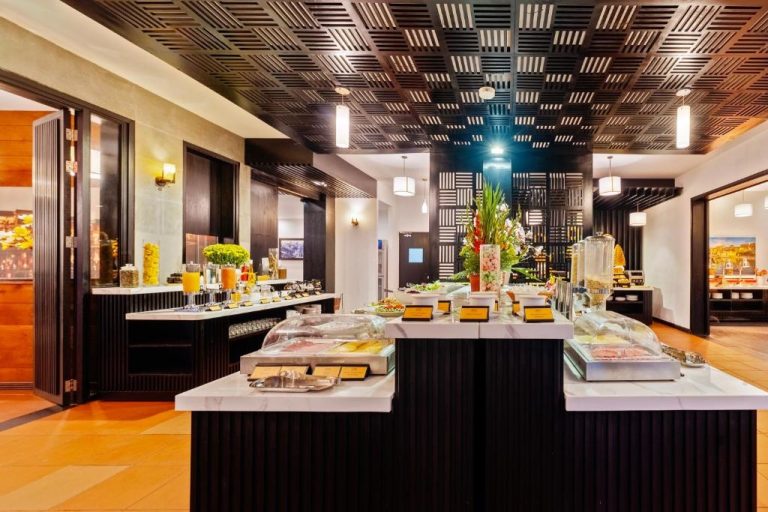 Amplio buffet de desayuno con variedad de alimentos y zumos en el Hoi An Historic Hotel