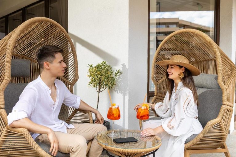 Pareja disfrutando de cocktails Aperol Spritz en la terraza del Noma Boutique Hotel Adults Only