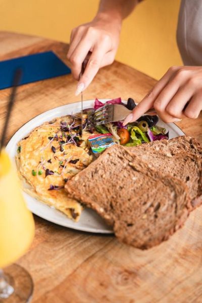 Desayuno con tortilla francesa, ensalada y pan integral en Landhuis Daniel Plantation House