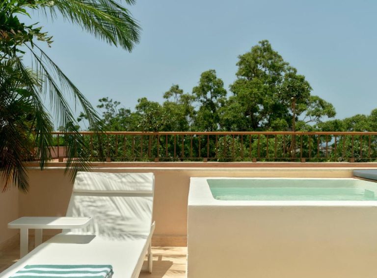 Terraza privada con plunge pool y tumbona en Kimpton Las Mercedes by IHG rodeada de vegetación tropical