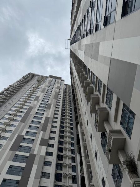 Vista exterior desde abajo del edificio moderno del Skyline Luxe Affordable Cebu Staycation con múltiples pisos